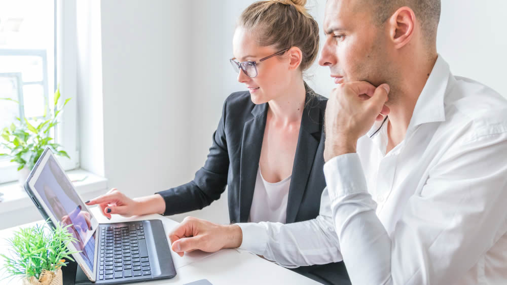 Qué debe incluir una página web empresarial